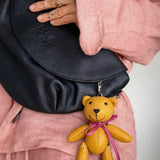 Charm Bag Cuero Oso Mostaza